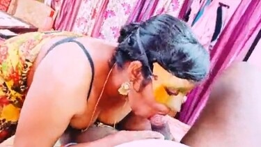 कर्रम की बाज़ी में जीत ली मल्लू आंटी की चुत