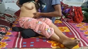 सर्दी की रात में चौकीदार से चुदी सेक्सी आंटी
