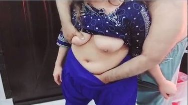 कामवाली के दूध से भरे बड़े बूब्स