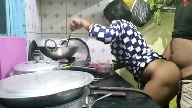 खाना बनाते वक़्त पति ने पेला
