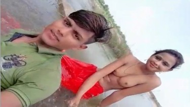 नदी में गर्लफ्रेंड के साथ मस्ती
