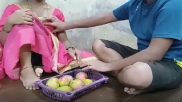 आम बेचने वाली की चुदाई