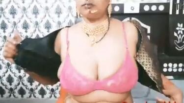 आंटी ने तो ठरकी को खुश कर दिया