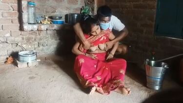 चुपके से मज़दूर ने भाभी को चोदा